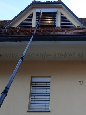 Čiščenje žaluzij na višini